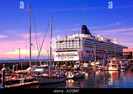 Bild eines Hafens Seattle mit mehreren Arten von Segeln Schiffe im Hafen. Stockfoto