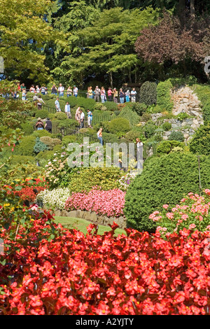 Bild suchen über und die Treppen, die in der versunkene Garten Teil die Butchart Gärten führen. Stockfoto