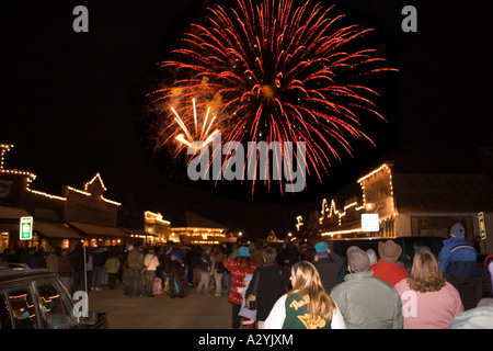 Bild einer Gruppe von Menschen in einer Straße, die gerade ein Feuerwerk anzuzeigen. Stockfoto