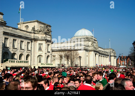 Fans beobachten Spiel außerhalb Cardiff City Hall Wales gegen Irland International Rugby 6 Nationen Wettbewerb Grand Slam Stockfoto