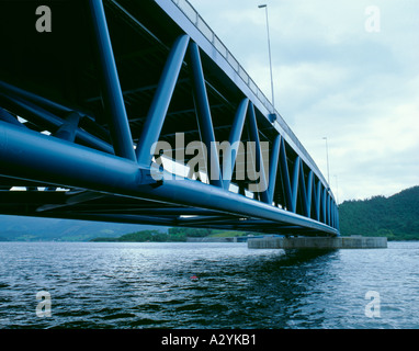 Gebogene Stahlrohr Stahlbinder der Bergsøysund Schwimmbrücke, Teil des Krifast, in der Nähe von Kristiansund, Møre Og Romsdal, Norwegen. Stockfoto