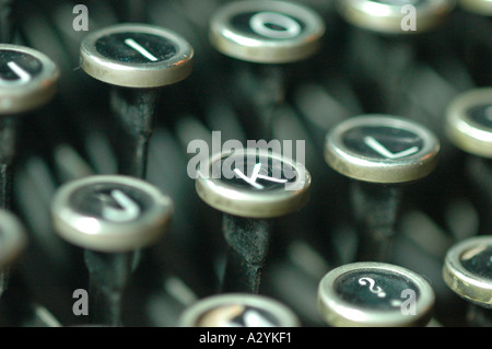 Eine alte manuelle Schreibmaschine mit seinen Arbeiten Keyes mit Zahlen und Lettersl Stockfoto