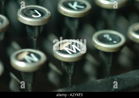 Eine alte manuelle Schreibmaschine mit seinen Arbeiten Keyes mit Zahlen und Buchstaben Stockfoto