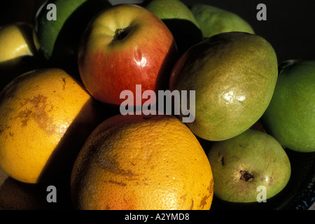 Orangen und Äpfel in eine Obstschale mit Abendlicht auf Sie Stockfoto