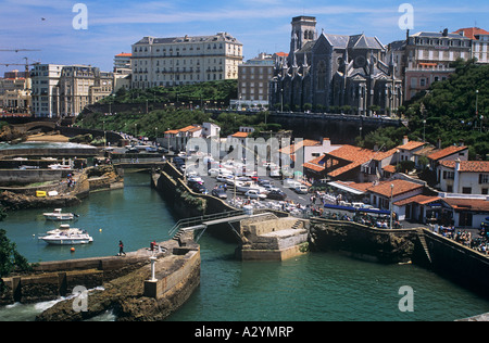 Der kleine Bootshafen neben dem Grand Plage, Hauptstrand in stilvollen Biarritz Stockfoto