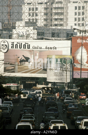 Starkem Verkehr in Bangkok Flughafen mit großes Plakat Werbung, Thailand Stockfoto