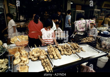 Getrocknet und Kebab gegrillte Tintenfisch am Flussufer Fischmarkt in Bangkok, Thailand Stockfoto