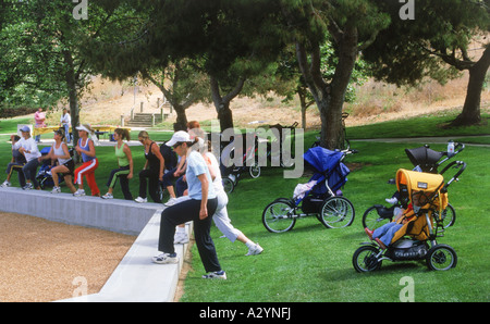 Gruppe von Müttern mit Babys im Kinderwagen am Southern California Park schlafen Ausübung Stockfoto