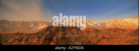 Mount Whitney auf richtige und Lone Pine Peak in Kalifornien Sierra Nevada Bergen über die Alabama Hills bei Sonnenaufgang Stockfoto