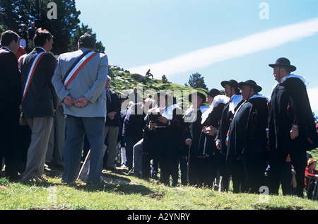 Jahrestagung der Spanisch und Fench Bürgermeister bei einem Pyrenäen Grenzstein markiert die Junte de Roncal 1375 Vertrag der Freundschaft Stockfoto