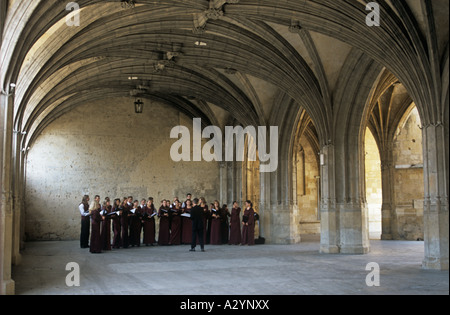 Ein Chor übt sich in den schönen Kreuzgang der Kondom St-Pierre-Kathedrale in Südwest-Frankreich Stockfoto