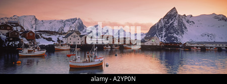 Sonnenaufgang und frischen Schnee im Dorf von Hamnoy auf der Insel Moskenes in Lofotens Stockfoto