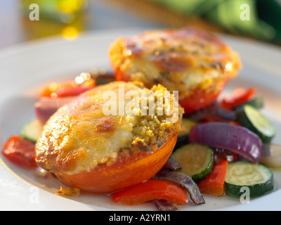 Cous Cous und Käse-Rindfleisch-Tomaten mit gebratenem Gemüse Stockfoto