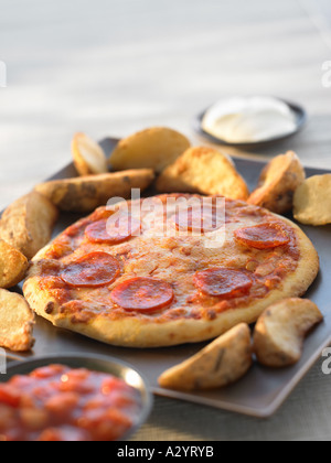Peperoni Pizza und Kartoffel wedges Stockfoto
