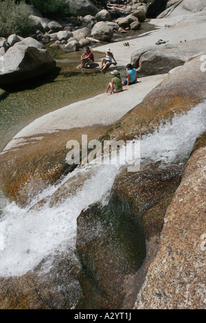 Wanderer, die Abkühlung im Bach Sequoia National Park in Kalifornien Stockfoto