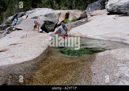 Wanderer, die Abkühlung im Bach Sequoia National Park in Kalifornien Stockfoto