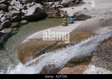 Wanderer, die Abkühlung im Bach Sequoia National Park in Kalifornien Stockfoto