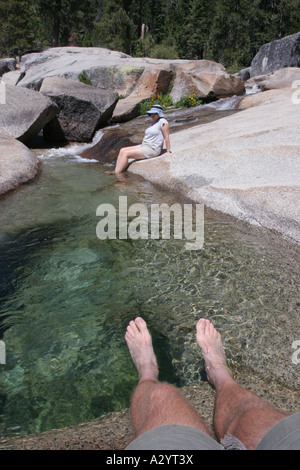 Wanderer, die Abkühlung im Bach Sequoia National Park in Kalifornien Stockfoto