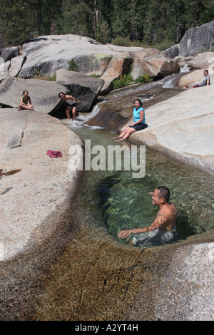 Wanderer, die Abkühlung im Bach Sequoia National Park in Kalifornien Stockfoto