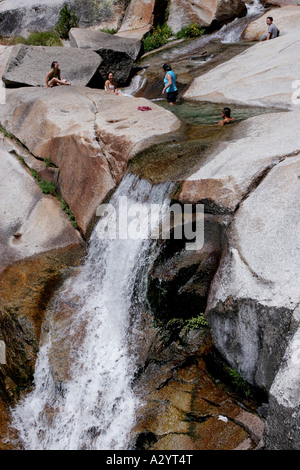 Wanderer, die Abkühlung im Bach Sequoia National Park in Kalifornien Stockfoto