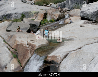 Wanderer, die Abkühlung im Bach Sequoia National Park in Kalifornien Stockfoto