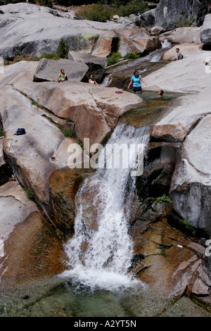 Wanderer, die Abkühlung im Bach Sequoia National Park in Kalifornien Stockfoto