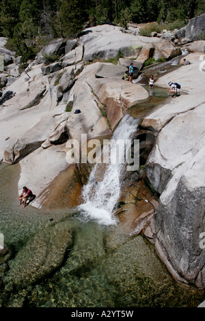 Wanderer, die Abkühlung im Bach Sequoia National Park in Kalifornien Stockfoto