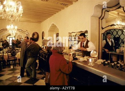 Barkeeper servieren Kaffee in einer Bar im Restaurant Genua Italien Stockfoto