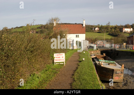 Kanal Reparaturen Warnung und Derelect Schleusenwärter Cottage Stockfoto