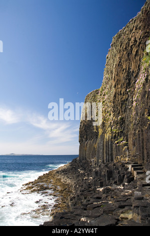 Insel Staffa im Sommer Sonne Sonnenschein mit blauem Himmel zeigt Basaltsäulen und Klippen, Fingals Höhle Strathclyde, Schottland Stockfoto