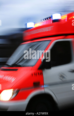 DEU-Deutschland-Essen Feuerwehr Krankenwagen auf dem Weg zu einem Notfall mit blinkendem Blaulicht Stockfoto