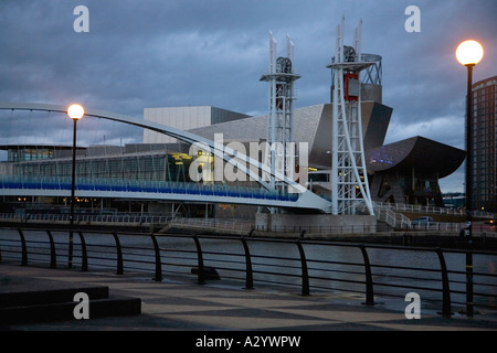 Lowry-Kunstzentrum und Millenium Brücke über den Manchester Ship Canal Salford Quays Abend Licht Manchester Lancashire UK Stockfoto