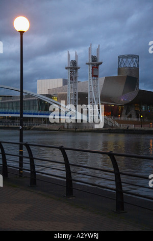 Lowry-Kunstzentrum und Millenium Brücke über den Manchester Ship Canal Salford Quays Abend Licht Manchester Lancashire UK Stockfoto