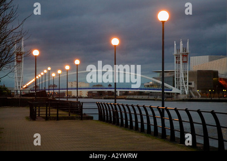 Die Lowry-Kunstzentrum und Millenium Brücke über den Manchester Ship Canal Salford Quays Abend Licht Manchester Lancashire UK Stockfoto