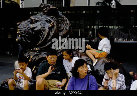 Familie warten auf Bus neben Hong Kong shanghai Bank Central Bezirk Hong kong Stockfoto