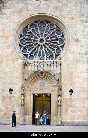 Tür und Glasmalerei Eingangsfenster Osnabrück Kirche Stockfoto