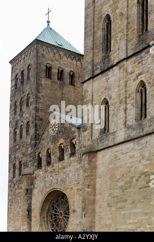 Uhrturm mit Blitz Rod und runden Glasfenster der Kirche Osnabrück Stockfoto