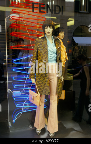 Dummies im Fenster des Designers einkaufen Fendi in Via Spiga von Mailand Stockfoto