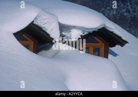 zwei Dachboden Fenster am Dach des Bayerischen Haus, mit Schnee bedeckt. Foto: Willy Matheisl Stockfoto