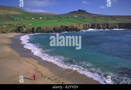 Fußgänger auf Clogher Strand, Dingle Halbinsel, Co Kerry, Irland. Stockfoto