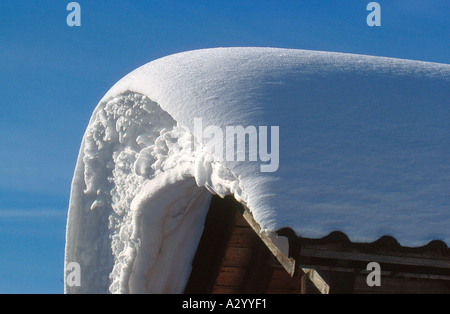 Schnee bedeckte Dach des Schuppen Bayerischer Wald Bayern Deutschland Europa. Foto: Willy Matheisl Stockfoto