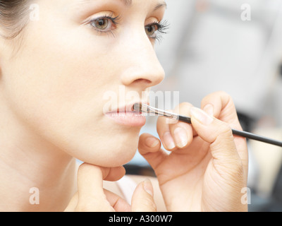 Frau mit Lipgloss aufgetragen Stockfoto