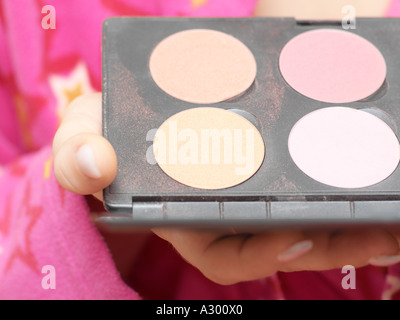 Frau mit einer Make-up-palette Stockfoto