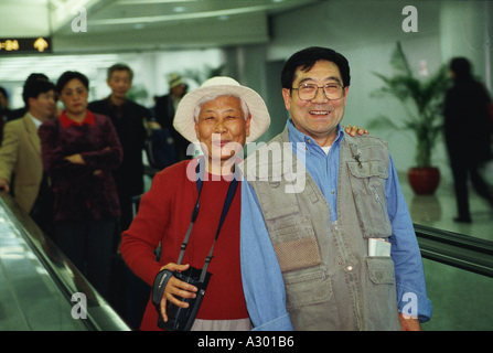 ein Chinese im Alter von paar stehen in Beijing Flughafen für den Abflug Stockfoto