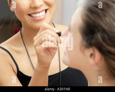 Kosmetikerin Anwendung Make-up Stockfoto