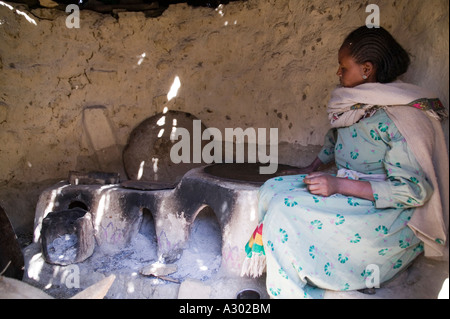 Eine äthiopische Frau reinigt die Injera Pfanne vorbereiten, Kochen in der Tigray-Region von Nord-Äthiopien Stockfoto