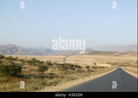 Eine lange kurvenreiche Straße in der Tigray-Region in Nord-Äthiopien Stockfoto