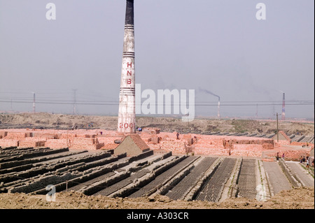 Der Schornstein bei einer Ziegelherstellung Fabrik in Bangladesch Stockfoto