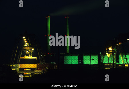 Lausward erdgasbefeuerten Kraftwerk in der Nähe von Container-terminal in Düsseldorf, Nordrhein-Westfalen, Deutschland. Stockfoto