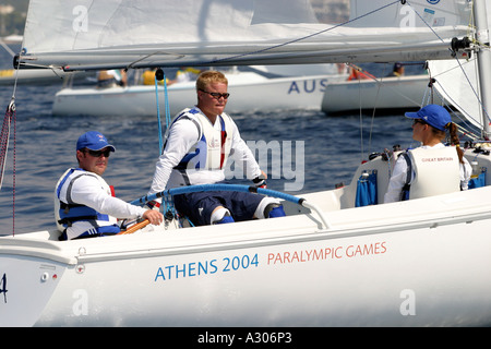 John Robertson Stephen Thomas und Hannah Stodel Großbritanniens konkurrieren in gemischten Sonar Segeln in Athen 2004 Paralympics Stockfoto